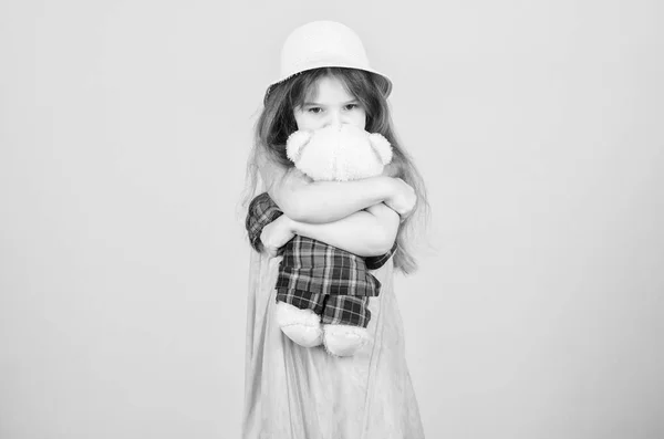 Brinquedo é usado em jogo. Criança menina adorável com boneca de pelúcia animal bonito. Pequena criança abraçando ursinho de pelúcia brinquedo. Menina segurando brinquedo macio. Acariciando seu brinquedo plushie — Fotografia de Stock
