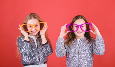 Göz alıcı küçük Clubber. Küçük çocuklar eğleniyor parti gözlük. Serin parti kızlar süslü gözlük takıyorum. Parti kızlar moda gözlük. Mutlu çocuklar parti zevk
