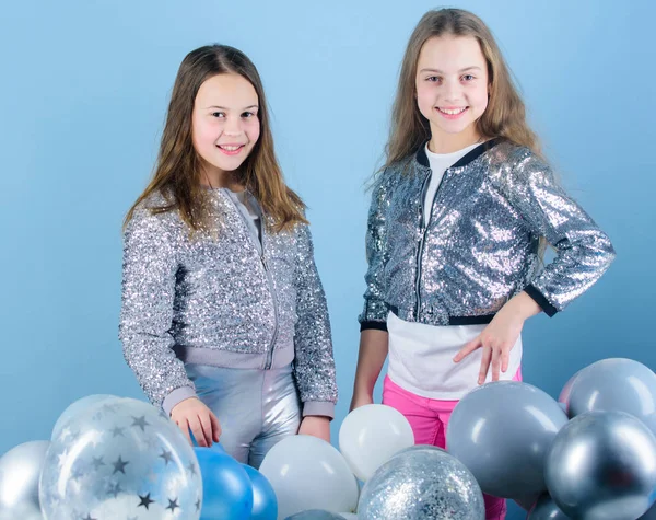 Una infancia sin preocupaciones. Empieza esta fiesta. Las hermanas organizan una fiesta en casa. Tener un concepto divertido. Fiesta temática en globo. Niñas hermanos pequeños cerca de globos aéreos. Fiesta de cumpleaños. Felicidad y momentos alegres —  Fotos de Stock