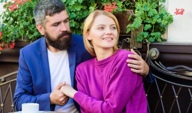 Aşık çift kafe terasında kahvenin tadını çıkarır. Hoş bir aile hafta sonu. Evli güzel çift birlikte rahatlatıcı. Seyahat ve tatil. Kafe ve halka açık yerleri keşfedin. Çift sarılma kafe terası