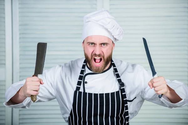 Chef επιλέξετε επαγγελματικά εργαλεία. Chef κρατήσει εργαλείο μαχαίρι μπαλτά έτοιμο να τεμαχίσει τα συστατικά. Ο άντρας φοράει ποδιά μαγειρεύοντας στην κουζίνα. Ο άνθρωπος χρησιμοποιεί κοφτερό μαχαίρι μπαλτά. Τύποι μαχαιριών. Κοφτερό μαχαίρι επαγγελματικό εργαλείο — Φωτογραφία Αρχείου