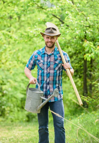 Groeiende planten. Volwassen Guy cowboy hoed met gieter en schop. Arbor dag. Aanplant van bomen. Betrokkenheid en verantwoordelijkheden. Landbouw concept. Planten in de tuin. Boom planten traditie — Stockfoto