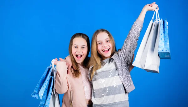 자매애와 가족. 구매할 때 절약할 수 있습니다. 판매 및 할인. 아이 패션. 쇼핑 백작은 여자입니다. 행복한 아이들. 온라인 쇼핑을 즐기는 어린 소녀 자매. 양질의 서비스 — 스톡 사진