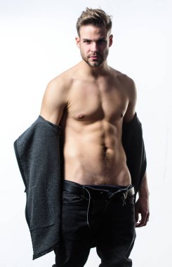 Atlet adam, saç bakımı. Spor sonrası kas eğitmeni. Fitness diyeti. Arzu ve ayartma. Seksi kaslı maço. Erkek modası ve güzelliği. Çıplak gövdeli altı paket seksi adam. Trendy arıyorsunuz