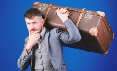 Bütün Eşyalarınızı yanınıza alın. Ağır bavul. Teslimat hizmeti. Seyahat ve Bagaj konsepti. Hipster seyahat Bagaj ile. Bagaj Sigortası. Adam iyi bakımlı sakallı hippi büyük çanta