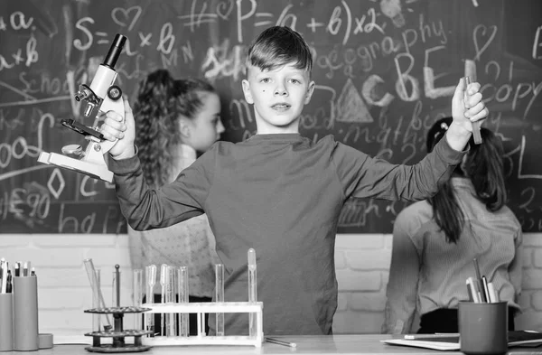 Ιατρική ομάδα. Μικρά παιδιά στο σχολείο το μάθημα. Παιδάκια µάθηση της χηµείας στο σχολείο εργαστήριο. ημέρα ευτυχισμένη παιδική. Χημεία. Πίσω στο σχολείο. Οι μαθητές κάνουν πειράματα βιολογίας με μικροσκόπιο — Φωτογραφία Αρχείου