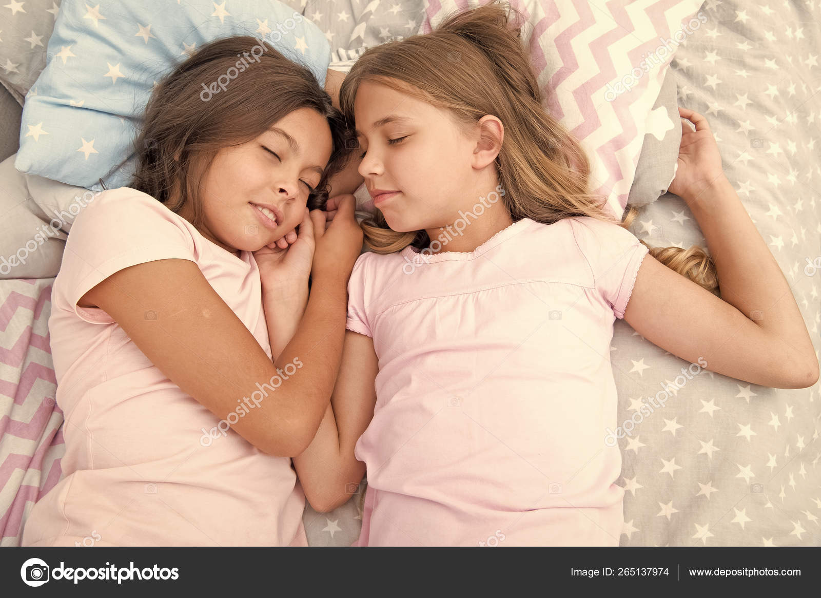 Bonne nuit et sommeil sain. Les petites filles passent une bonne nuit