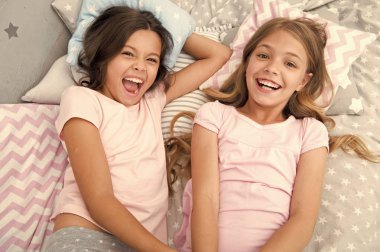 Pijama partisi ve arkadaşlık. Yatak odasında iki mutlu küçük çocuğun pijama partisi. Mutlu yüzlü küçük çocukların arkadaşlığı. Evet.