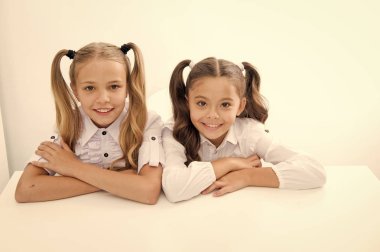 e öğrenme. mutlu çocukluk od sevimli küçük kız. e beyaz izole küçük kızlar için öğrenme.