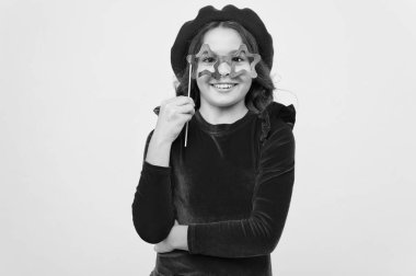 Mutlu küçük kız. küçük çocuk moda. Çocukluk mutluluk. Uluslararası Çocuk günü. mükemmel saçlı küçük kız çocuğu. Seksi manken. Güzellik ve moda. duygu mutluluk