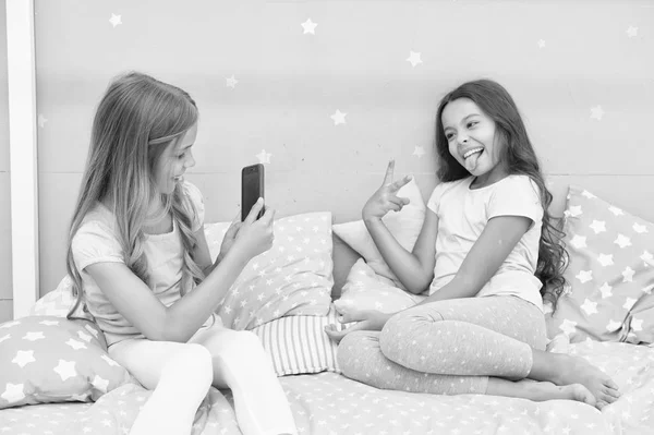 Concepto de redes sociales. Chicas amigas tomando fotos para las redes sociales. Canal vlog de transmisión en línea. Hermanas en pijama relajarse dormitorio y tomar una foto divertida para la cuenta de la red social. Ocio y diversión — Foto de Stock