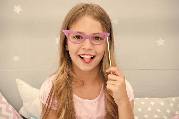 Gelukkig kind of klein meisje met een partij bril. gelukkig kind poseren met papier bril. klein meisje met glimlach op het gezicht. Hoera — Stockfoto