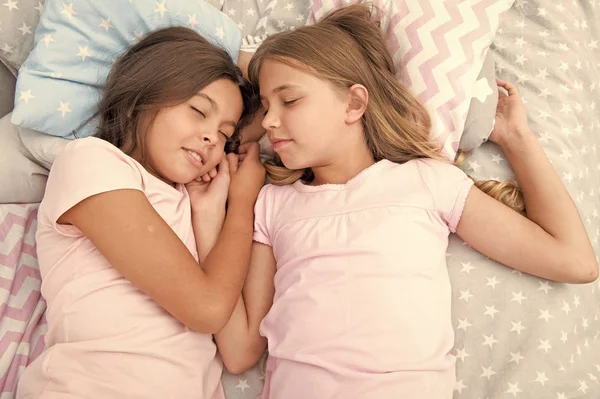 Buenas noches y buen sueño. Las niñas tienen una buena noche en el dormitorio. Las niñas duermen bien. tiempo para relajarse — Foto de Stock