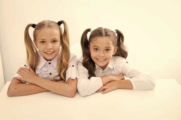 E aprendizagem. infância feliz od meninas bonitos. e aprendizagem para meninas pequenas isoladas no branco . — Fotografia de Stock