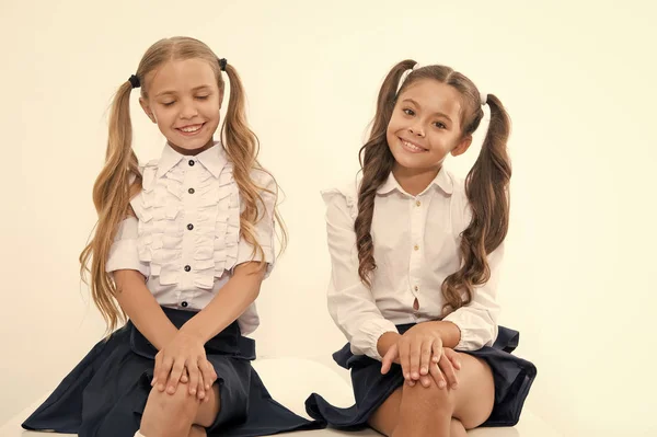 Девочки улыбаются в школьной форме. маленькие девочки возвращаются в школу — стоковое фото