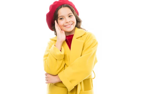 Felicidade infantil. Dia das crianças. Estilo de outono França. pequena menina parisiense com rosto feliz. moda de primavera de beleza. criança menina em boina francesa. Menina alegre em Paris. paris roupas da moda — Fotografia de Stock