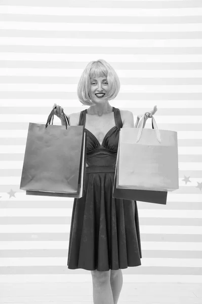 Moda. Ventas del Viernes Negro. Mujer feliz ir de compras. Chica loca con bolsas de compras. Feliz compra en línea. Felices fiestas. Últimos preparativos. gran venta en el centro comercial, espacio de copia. Mujer moderna — Foto de Stock