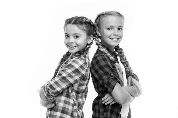 Irmãzinhas felizes. Beleza e moda. moda de criança pequena. Felicidade infantil. Amizade e irmandade. Dia das crianças. De volta à escola. crianças menina pequena com cabelo perfeito. Pronto para estudar — Fotografia de Stock