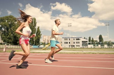 Genç aile sağlıklı yaşam teşvik. Kadın ve adam Stadyumu çalıştırın. Antrenör ve sporcu hareket eğitim yarıştan önce çalıştırın. Açık havada eğitim çift kaçakçıları. Çift veya aile canlı sağlıklı yaşam tarzı