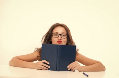 Seksi kadın baştan çıkarma dersleri veriyor. Kitaplı seksi kadın. Baştan çıkarma teknikleri hakkında bilgi sahibi. Gelecek için dersler. Baştan çıkarıcı güzellik