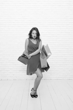 Tam sana göre. İnternetten iyi alışverişler. İyi tatiller. Son hazırlıklar. Alışveriş merkezinde büyük indirim var. Mutlu kadın alışverişe gider. Moda. Kara Cuma satışları. Alışveriş torbalı çılgın kız.