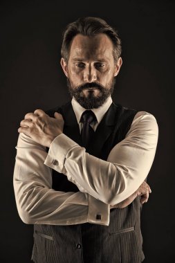 Deneyimli iş adamı. İşadamı klasik resmi giyim tutuşsun göğsüne geçti. İş tavsiye daha girişimci deneyimli. Adam düşünceli yüz kırışıklık ve sakal ile kendine güvenen sakin