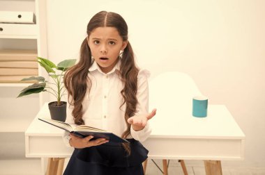 Böyle zor konu. Zorluklar üzerinde. Kız stand tablo beyaz iç kitabı okuyun. Kız öğrenci eğitim ders kitabı. Çocuk okul üniforması şaşkın yüz kitap tut. Karmaşık bilgi