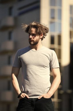 Şık konsept. Şık adam açık güneşli üzerinde rahat kıyafet içinde. Rüzgar üzerinde şık saçlı çocuk. Şık ve sakallı