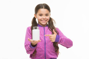 Ürün sunmak. Küçük çocuk hap şişelerini işaret ediyor. İlaç hapı ve vitamin kompleksi olan küçük bir kız. Vitamin hapı olan sevimli çocuk. Sağlık. Sağlık yardımı. Tabletlerde vitamin. Sağlık hapı