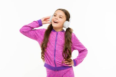 Vokal müzik aşığı. Atletik çocuk egzersiz den sonra onu vokal eğitim. Küçük çocuk şarkıda vokal yapıyor. Küçük kız dinleme ve vokal melodi şarkı