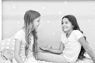 Kızlar beraber eğleniyor. Kız gibi boş zaman. Kız arkadaşlar evde eğlenmek dedikodu paylaşmak. Pijama partisi çocuklar için. Kardeşler arkadaşlarım. Kız ya da arkadaşlarım birlikte yatak odasında vakit