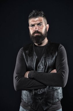 bıyıklı acımasız beyaz hippi. Erkek moda. Yüz bakımı. Olgun hippi sakallı. Sakallı adam. Acımasız adam kendinden emin ve yakışıklı. ciddi bir erkek. Erkek kuaför bakım