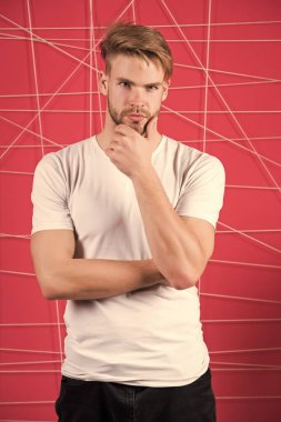 Sakallı, düşünceli, dokunaklı sakallı adam. Erkek stili saçlar ve sağlıklı genç bir ten. Tıraşsız yüzlü ve bıyıklı bir adam. Berber dükkanında sakal bakımı ve saç bakımı. Berberden bakım ipuçları