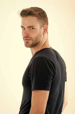 Adam ciddi sakallı tıraşsız adam beyaz izole mükemmel saç modeli. Saç modeli daha iyi yapmak için basit kesmek. Doğru ürünü styling saç kullanın. Düzenli saç modeli ile kendinden emin. Kuaför saç ipuçları