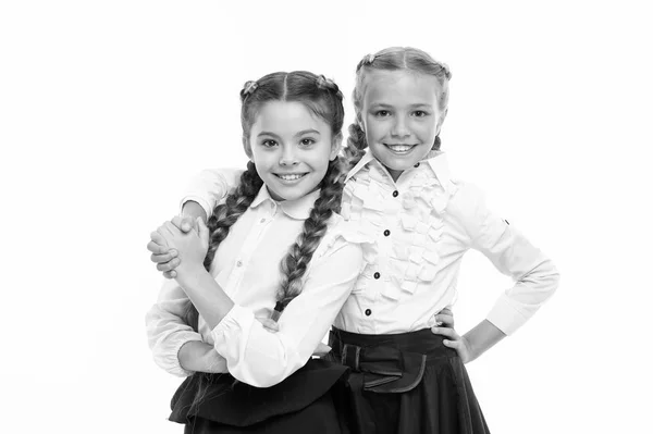 Dia das crianças. De volta à escola. Felicidade infantil. Amizade e irmandade. crianças menina pequena com cabelo perfeito. moda de criança pequena. Irmãzinhas felizes. Moda de beleza. Juntos desde a escola — Fotografia de Stock