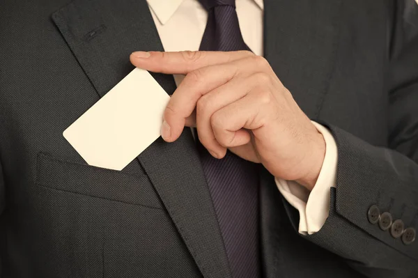 Özel banka kartı tasarım. Erkek el plastik boş beyaz kart için cep klasik elbise koymak. İş adamı kredi kartı taşıyor. Bankacılık hizmetleri iş için. Özel tasarım kartınızı benzersiz yaparak — Stok fotoğraf