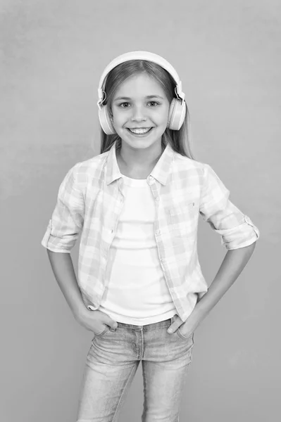 Musik hören. Schönheit und Mode. Kinderglück. mp3-Player. Kindertag. Audiotechnik. Kleines Kind hört eBook, Bildung. kleines Mädchen mit Kopfhörer. bester Song für sein Training — Stockfoto