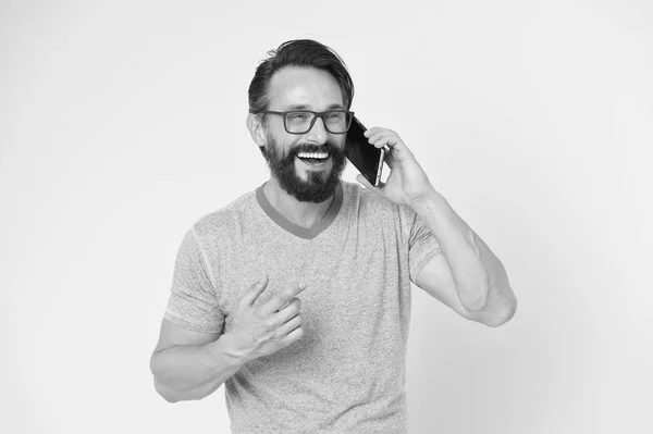 Håll kontakten. Mannen skäggig glad mogen kille håll mobiltelefon gul bakgrund. Hipster smartphone samtal partner. Mannen mobilsamtal smartphone. Mobilsamtal koncept. Viktigt mobilkonversation — Stockfoto