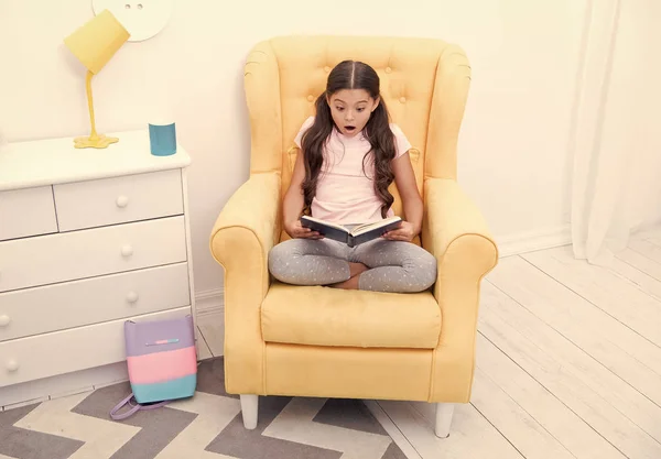 Conceito de literatura. Leitura de literatura. Menina ler livro, literatura, literatura inglesa — Fotografia de Stock