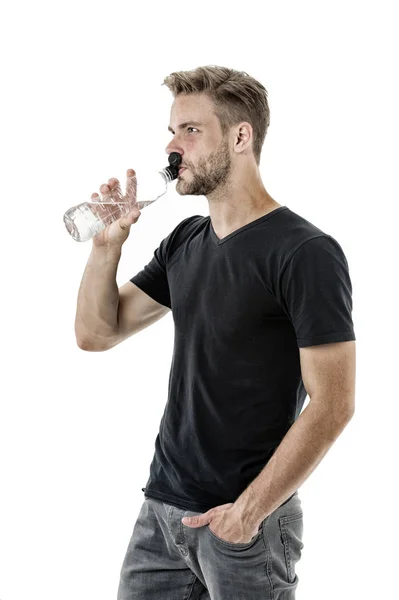 Estou com sede. Homem atleta segurar garrafa de água. O tipo bebe água no fundo branco. Saúde do homem e equilíbrio hídrico. Desportista cuidados hidratação corpo nutrição água. Conceito de estilo de vida saudável — Fotografia de Stock