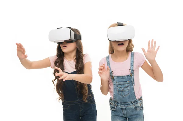 A realidade virtual é emocionante. Meninas crianças usam vr óculos fundo branco. Conceito de educação virtual. Vida moderna. Interação no espaço virtual. Jogo cibernético. Tecnologia de realidade aumentada — Fotografia de Stock