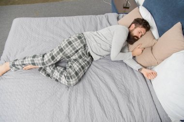 Derin bir uykuda kaybolmuş. sakallı adam hipster sabah uyku istiyorum. yatak odasında acımasız uykulu adam. yatakta pijama sakallı olgun erkek. uykuda ve uyanık. enerji ve yorgunluk. Huzurlu uyku