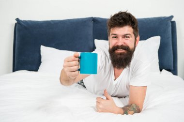 İşte sabah kahven. yatak odasında acımasız uykulu adam. yatakta pijama sakallı olgun erkek. uykuda ve uyanık. enerji ve yorgunluk. mutlu sakallı adam sabah kahvesi içer. Sabahın erken saatlerinde