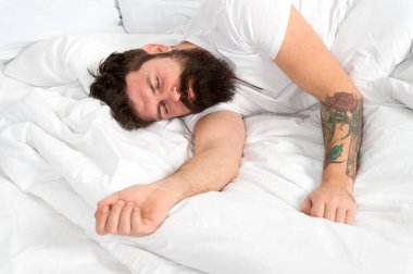 Uyanmak imkansız. yatak odasında acımasız uykulu adam. uykuda ve uyanık. yatakta pijama sakallı olgun erkek. enerji ve yorgunluk. sakallı adam hipster sabah uyku. Uyanmak için çok tembel