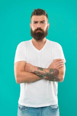 Sakal çocuğu adamdan ayırır. Beyaz adam hipster gibi görünmek için sakal uzaması. Moda sakallı ve saç kesimi olan sakallı adam. Uzun sakallı ve bıyıklı vahşi adam