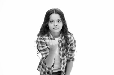 Şiddetle tehdit etmek. Harekete geçmeyi bırak. Kız çocuğu yumrukla tehdit ediyor. Güçlü kişilik öfkesi. Fiziksel saldırıyla tehdit et. Çocukların saldırganlık konsepti. Saldırgan kız dövmekle tehdit ediyor.