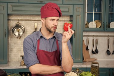 Biber yemek tarifi. Şef pişirme tatlı biber. Vejetaryen mutfağı madde. Adam şef mutfakta yemek önlük giymek. Adam biber sebze vejetaryen yemek tarifi yemek. Vejetaryen diyet kavramı