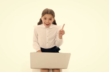 İlham verici bir fikir. Liseli kız, beyazla izole edilmiş bir dizüstü bilgisayar oyunu oynuyor. Çocuk internette sörf yaparken ilham aldı. İlham verici teknoloji konsepti. Çevrimiçi eğitim ve modern eğitim. İlham verici öğrenci çalışması