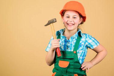 Kendinizi geliştirmek için araçlar. İnşaat mühendisi mimar. Gelecekteki mesleği. Çocuk inşaatçı kız. Geleceğini kendin inşa et. Girişim çocuk kız sert şapka kask oluşturucu işçi. Çocuk bakımı gelişimi