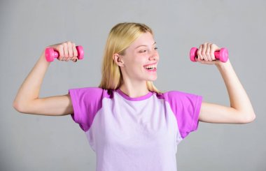 Halterli kolay egzersizler. Halterlerle egzersiz. Kadın için pazı egzersizleri. Kız dambıl tutuyor. Fitness eğitmeni. Sağlıklı yaşam tarzı kavramı. Kadın fitness antrenörü halter ile egzersiz